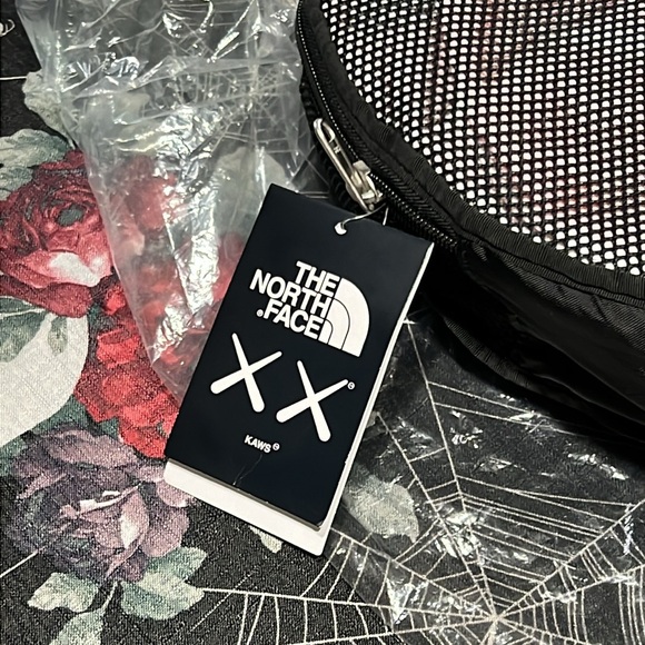 NWT 2022 KAWS x THE NORTH FACE MEDIUM RED DUFFLE BAG BRILLIANT CORAL 86 PRINT - Picture 8 of 8